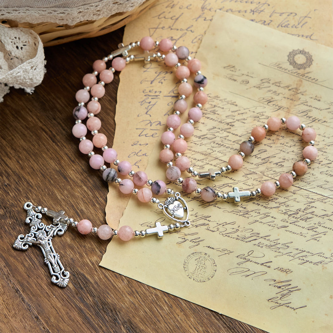 Christianartworkshop Handgefertigter Rosenkranz mit rosa runden Perlen und Kruzifix – Eine florale Hommage an das Heilige Herz