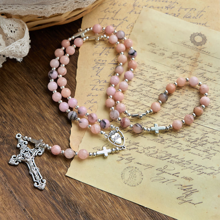 Christianartworkshop Handgefertigter Rosenkranz mit rosa runden Perlen und Kruzifix – Eine florale Hommage an das Heilige Herz