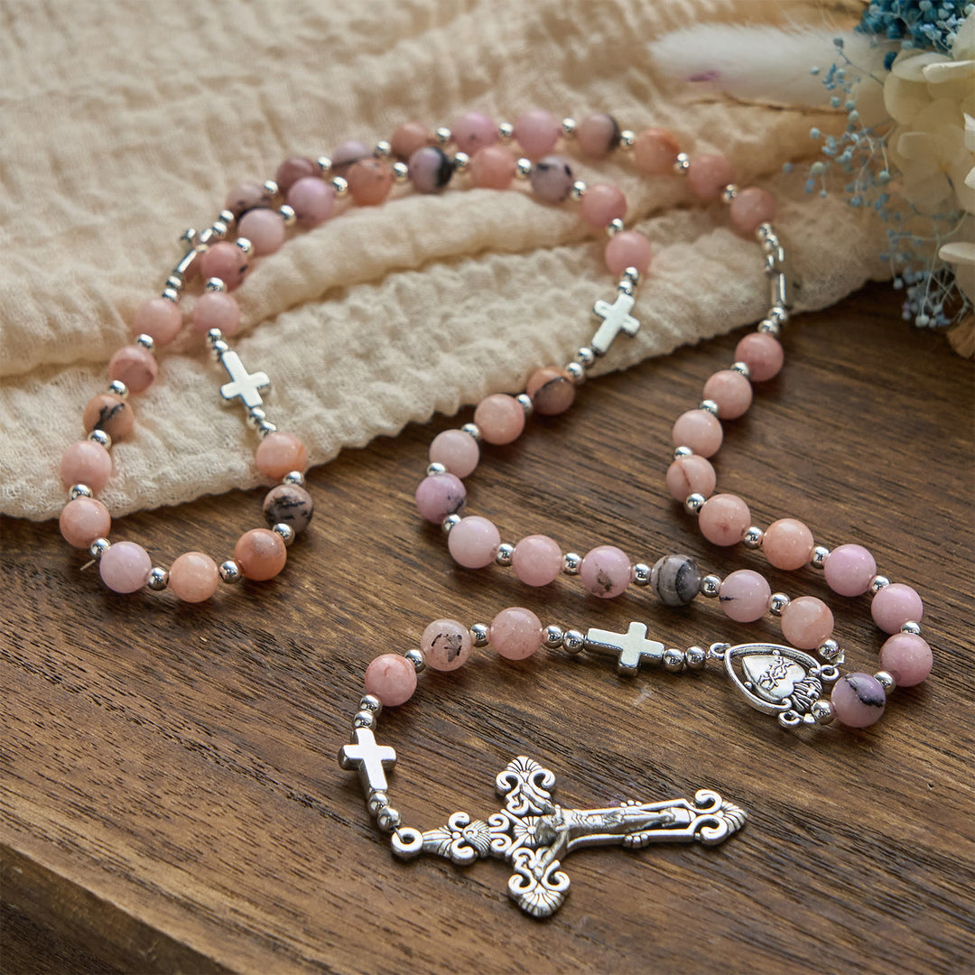 Christianartworkshop Handgefertigter Rosenkranz mit rosa runden Perlen und Kruzifix – Eine florale Hommage an das Heilige Herz