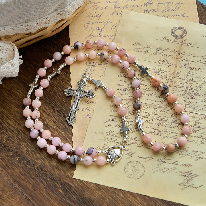 Christianartworkshop Handgefertigter Rosenkranz mit rosa runden Perlen und Kruzifix – Eine florale Hommage an das Heilige Herz