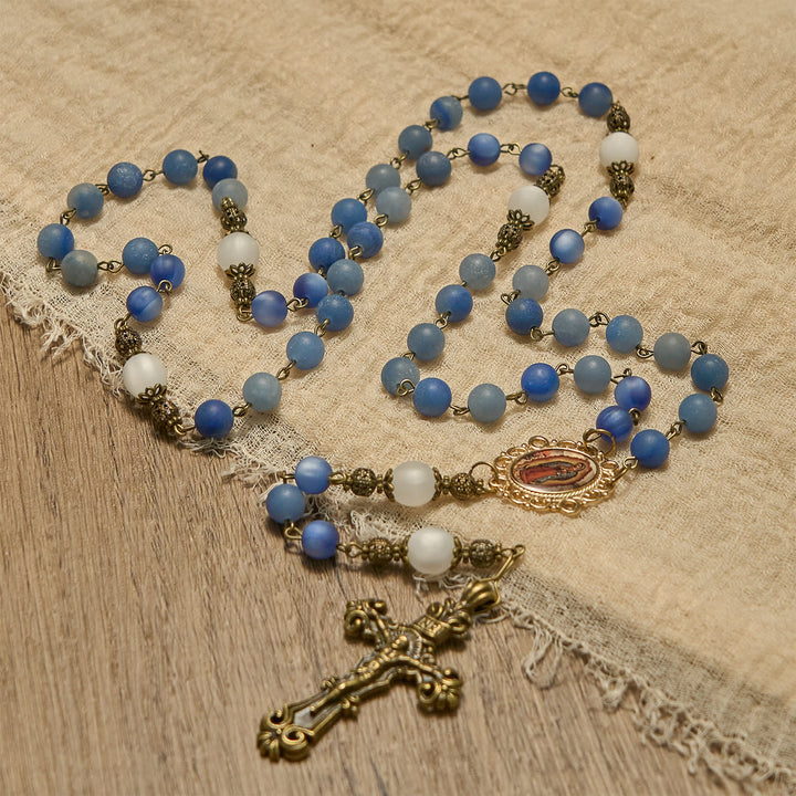Christianartworkshop Handgefertigter Rosenkranz mit natürlichen blauen Aventurinperlen und Kruzifix – Mattblau des Friedens