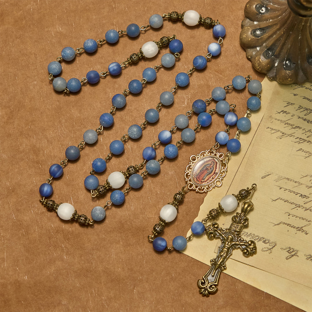 Christianartworkshop Handgefertigter Rosenkranz mit natürlichen blauen Aventurinperlen und Kruzifix – Mattblau des Friedens