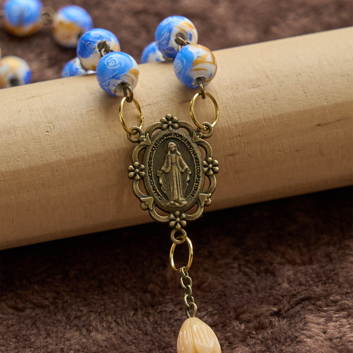 Christianartworkshop „Jesus ist das Geschenk“: Handgefertigter Blumenrosenkranz mit blauen Rosenperlen und Maiglöckchen - image 9