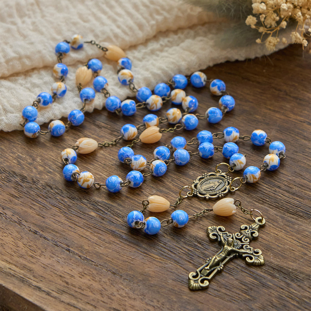 Christianartworkshop „Jesus ist das Geschenk“: Handgefertigter Blumenrosenkranz mit blauen Rosenperlen und Maiglöckchen - image 10