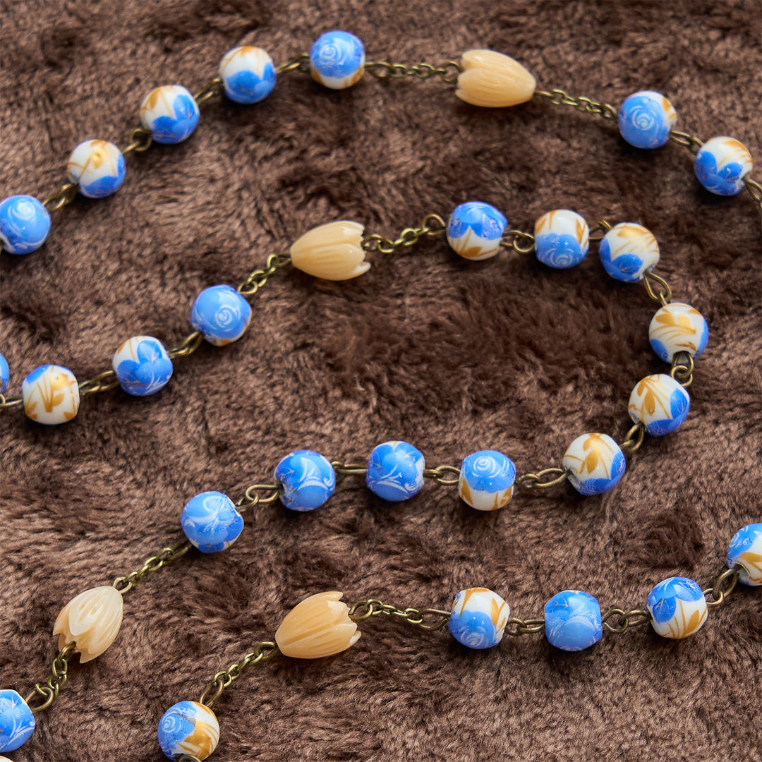Christianartworkshop Handgefertigter Blumenrosenkranz mit blauen Rosenperlen und Maiglöckchen: Ein friedlicher Begleiter - image 3