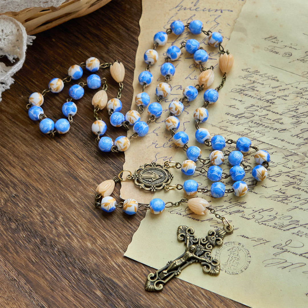 Christianartworkshop „Jesus ist das Geschenk“: Handgefertigter Blumenrosenkranz mit blauen Rosenperlen und Maiglöckchen - image 7