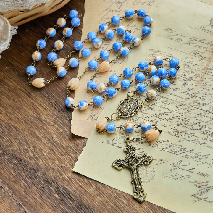 Christianartworkshop „Jesus ist das Geschenk“: Handgefertigter Blumenrosenkranz mit blauen Rosenperlen und Maiglöckchen - image 5