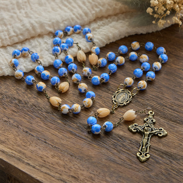 Christianartworkshop „Jesus ist das Geschenk“: Handgefertigter Blumenrosenkranz mit blauen Rosenperlen und Maiglöckchen - image 6