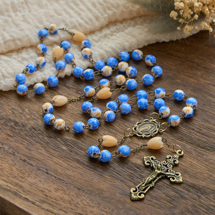 Christianartworkshop „Jesus ist das Geschenk“: Handgefertigter Blumenrosenkranz mit blauen Rosenperlen und Maiglöckchen - image 11