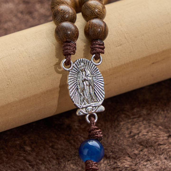 Christianartworkshop Handgefertigter Rosenkranz aus goldenem Sandelholz mit Unserer Lieben Frau von Guadalupe: Ein treuer Begleiter