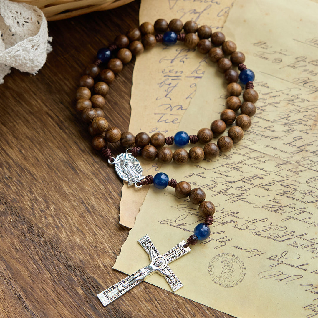 Christianartworkshop Handgefertigter Rosenkranz aus goldenem Sandelholz mit Unserer Lieben Frau von Guadalupe: Ein treuer Begleiter