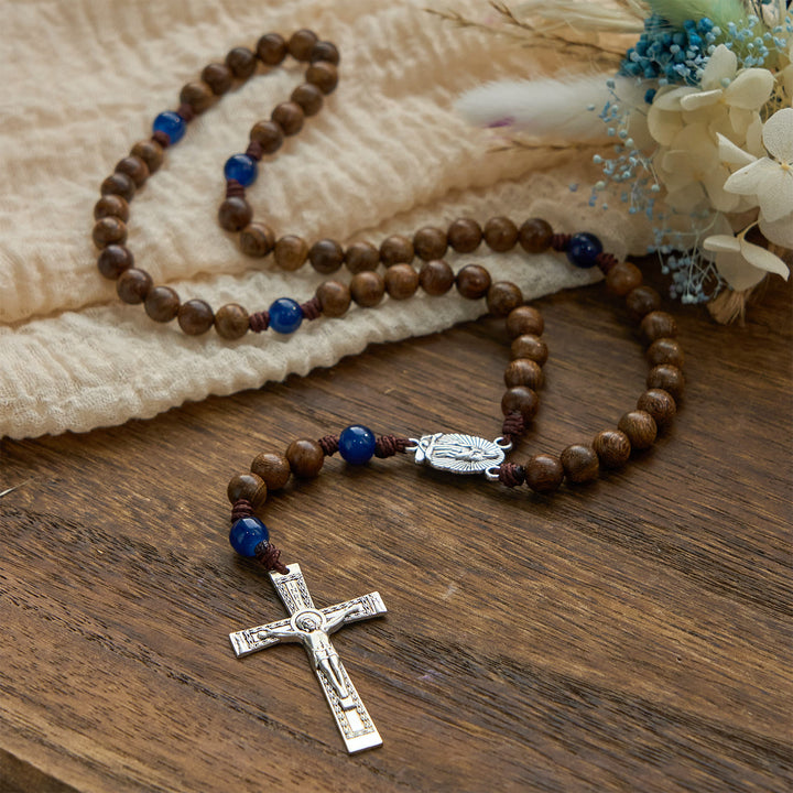 Christianartworkshop GEBETSVOLLER GLAUBE: Handgefertigter Rosenkranz aus goldenem Sandelholz mit Unserer Lieben Frau von Guadalupe - image 4