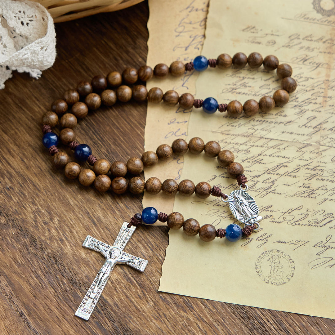 Christianartworkshop GEBETSVOLLER GLAUBE: Handgefertigter Rosenkranz aus goldenem Sandelholz mit Unserer Lieben Frau von Guadalupe - image 2