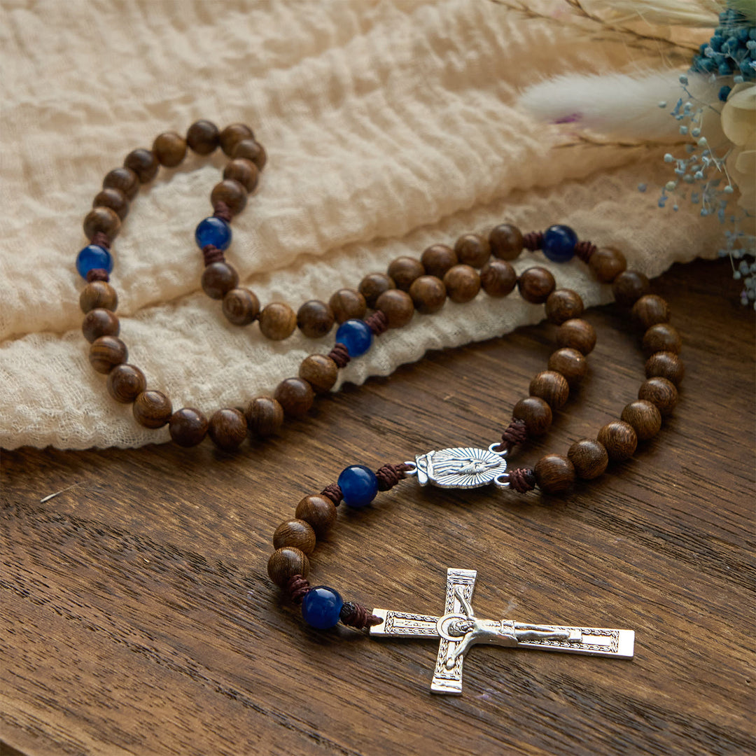 Christianartworkshop GEBETSVOLLER GLAUBE: Handgefertigter Rosenkranz aus goldenem Sandelholz mit Unserer Lieben Frau von Guadalupe - image 8