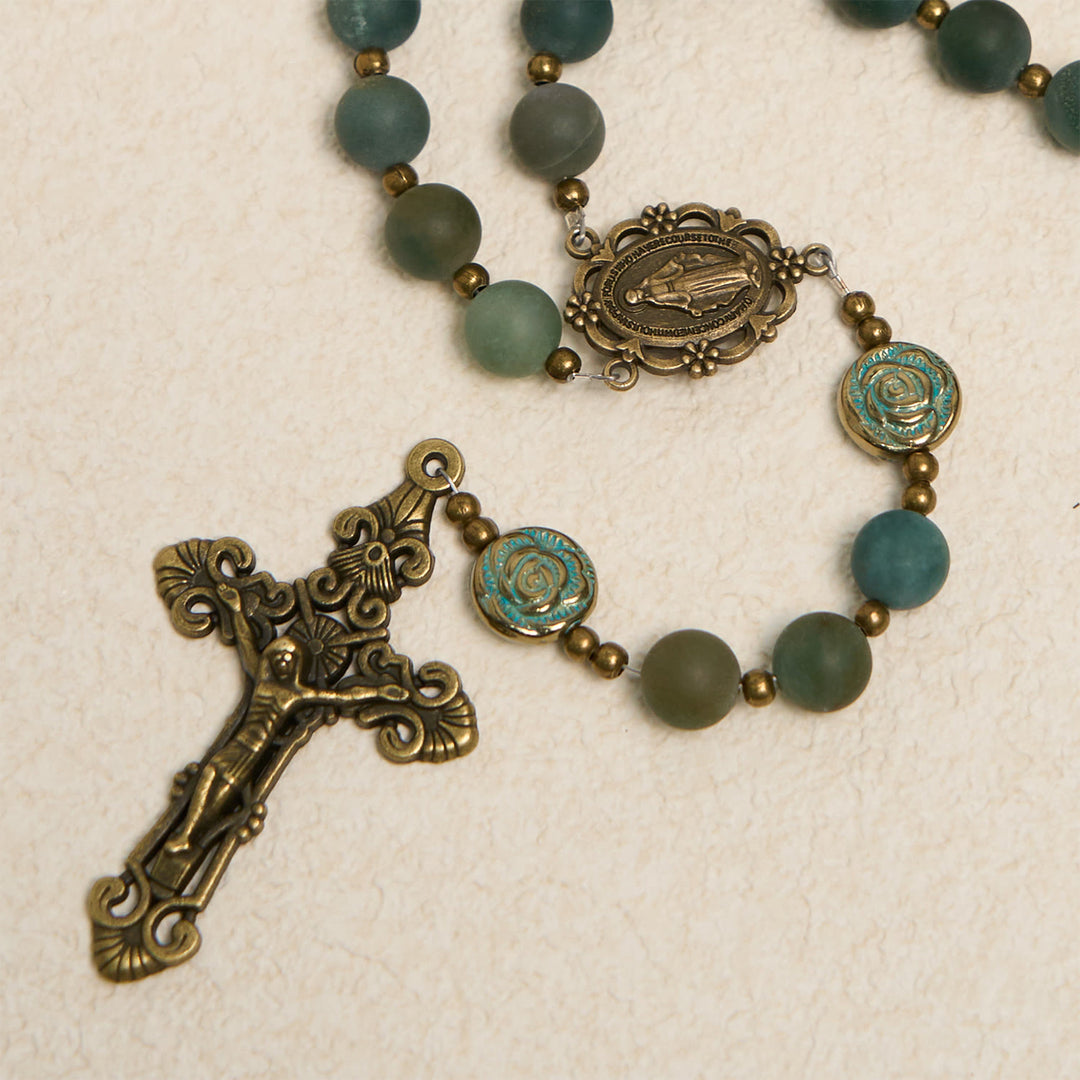 Christianartworkshop Gebetsrosenkranz aus grünem Achat mit bronzenen Rosenakzenten: Eine heilige Reise der Heilung und des Glaubens