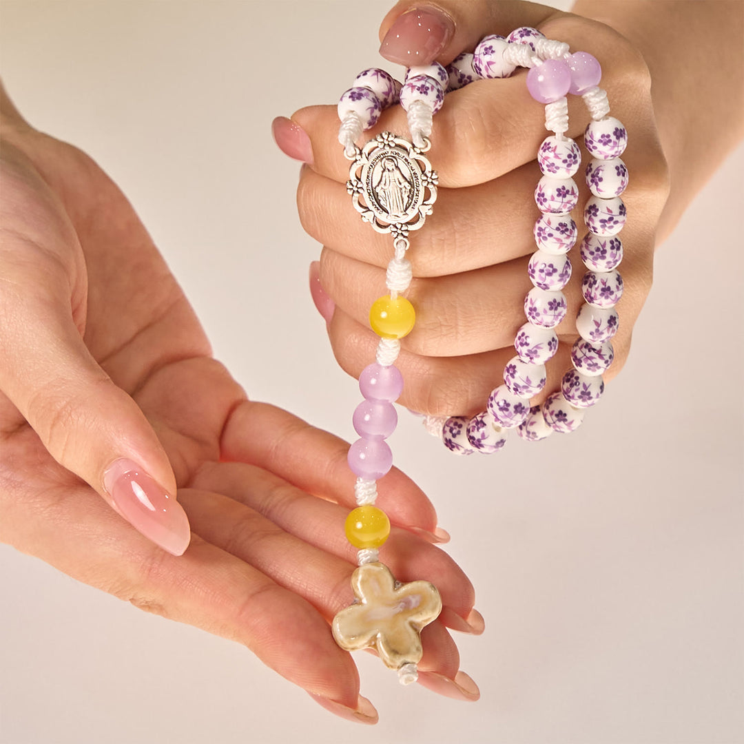 Christianartworkshop Wundertätige Medaille und Kreuz aus 8 mm Blumen-Keramikperlen, handgefertigter Rosenkranz für heilige Gebete - image 5