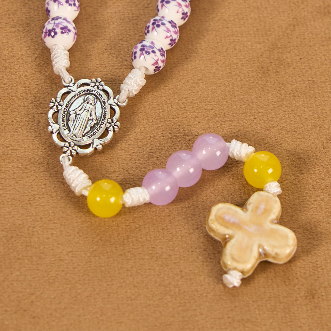 Christianartworkshop Wundertätige Medaille und Kreuz aus 8 mm Blumen-Keramikperlen, handgefertigter Rosenkranz für heilige Gebete - image 6