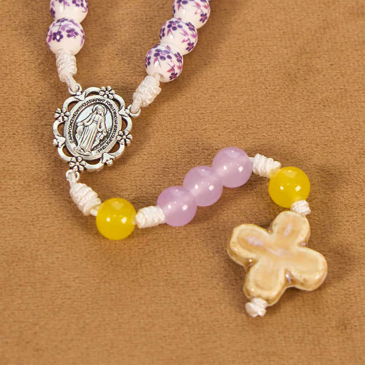 Christianartworkshop Wundertätige Medaille und Kreuz aus 8 mm Blumen-Keramikperlen, handgefertigter Rosenkranz für heilige Gebete - image 6