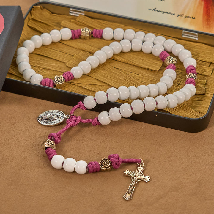 Christianartworkshop Grace – Infused Rosary: Handgefertigter Rosenkranz aus weißen Perlen mit Marienmedaille und floralen Akzenten