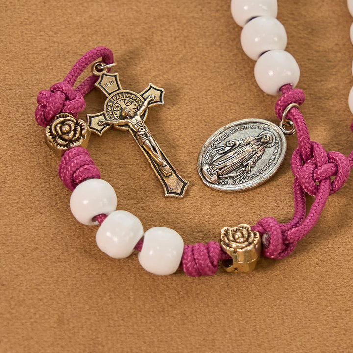 Christianartworkshop Grace – Infused Rosary: Handgefertigter Rosenkranz aus weißen Perlen mit Marienmedaille und floralen Akzenten
