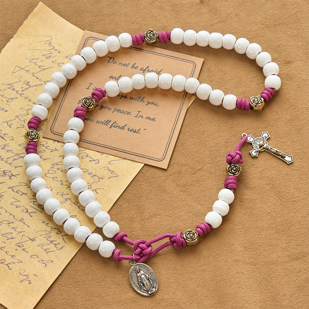 Christianartworkshop Grace – Infused Rosary: Handgefertigter Rosenkranz aus weißen Perlen mit Marienmedaille und floralen Akzenten