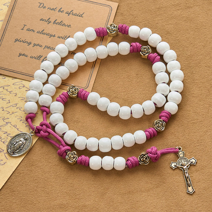 Christianartworkshop Grace – Infused Rosary: Handgefertigter Rosenkranz aus weißen Perlen mit Marienmedaille und floralen Akzenten