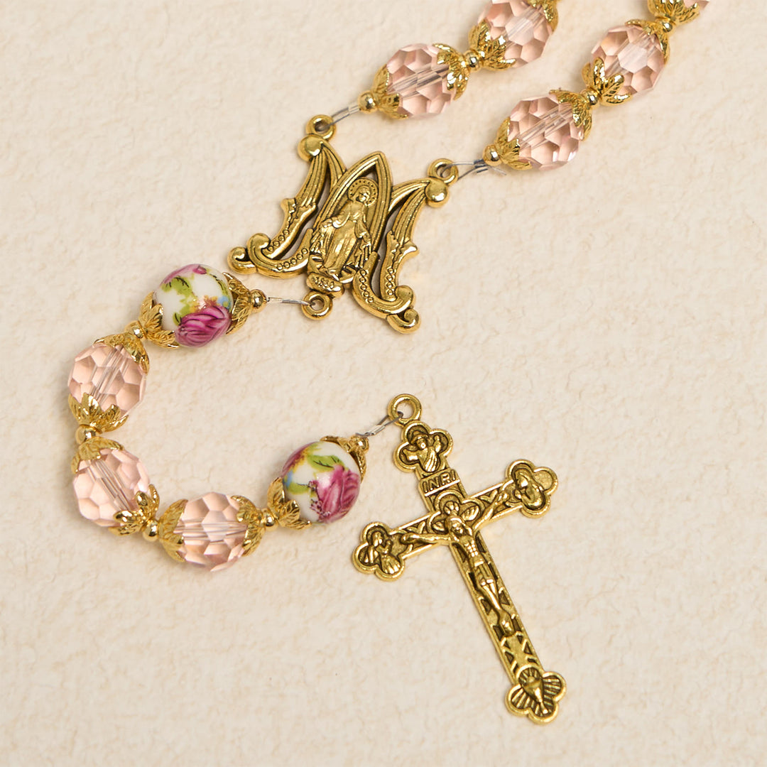 Christianartworkshop „Jesus ist das Geschenk“: Kruzifix aus rosa Kristallperlen und Rosenkranz der Jungfrau Maria mit Geschenkkarte - image 8