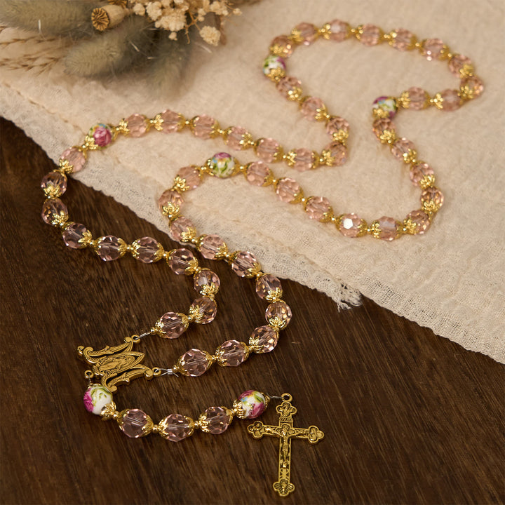 Christianartworkshop „Jesus ist das Geschenk“: Kruzifix aus rosa Kristallperlen und Rosenkranz der Jungfrau Maria mit Geschenkkarte - image 6