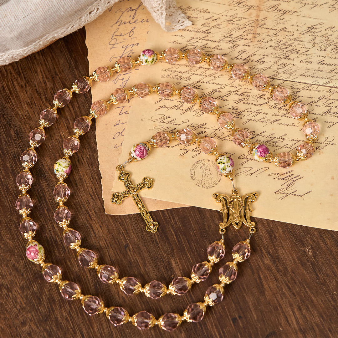 Christianartworkshop „Jesus ist das Geschenk“: Kruzifix aus rosa Kristallperlen und Rosenkranz der Jungfrau Maria mit Geschenkkarte - image 11
