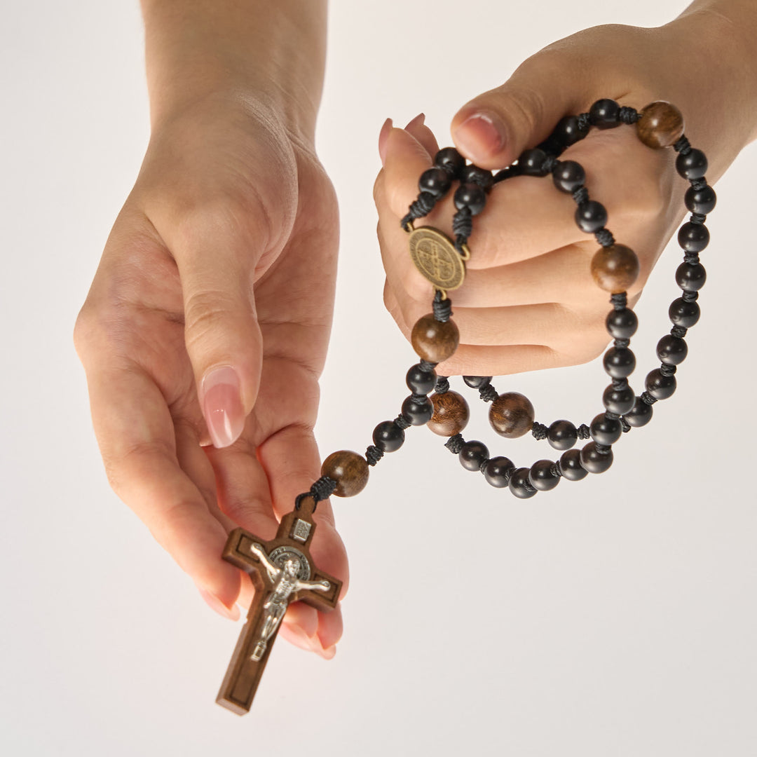 Christianartworkshop St. Benedikt-Medaille und Kruzifix aus schwarzen runden Holzperlen, gesegneter Andachtsrosenkranz
