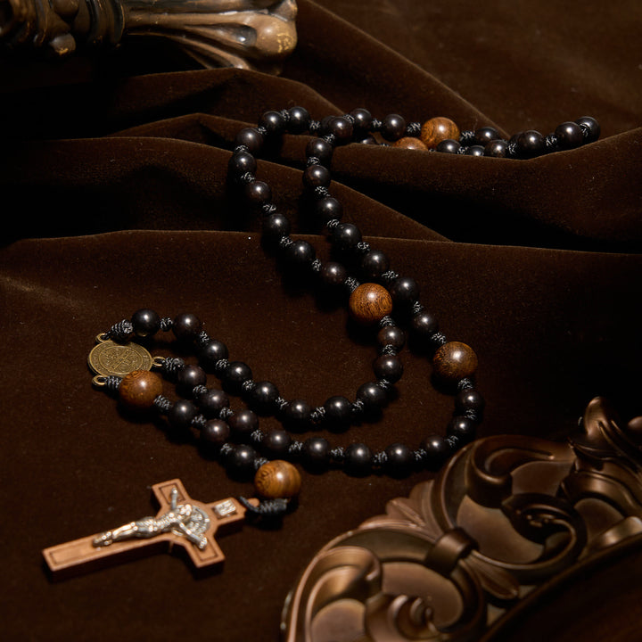 Christianartworkshop St. Benedikt-Medaille und Kruzifix aus schwarzen runden Holzperlen, gesegneter Andachtsrosenkranz