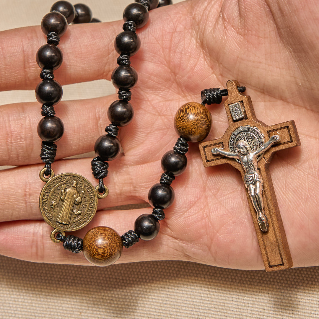 Christianartworkshop St. Benedikt-Medaille und Kruzifix aus schwarzen runden Holzperlen, gesegneter Andachtsrosenkranz