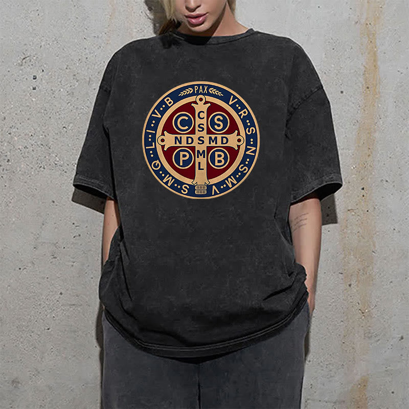 Christianartworkshop St. Benedikt Medaille Heiliges Kreuz Unisex gewaschenes T-Shirt - image 1