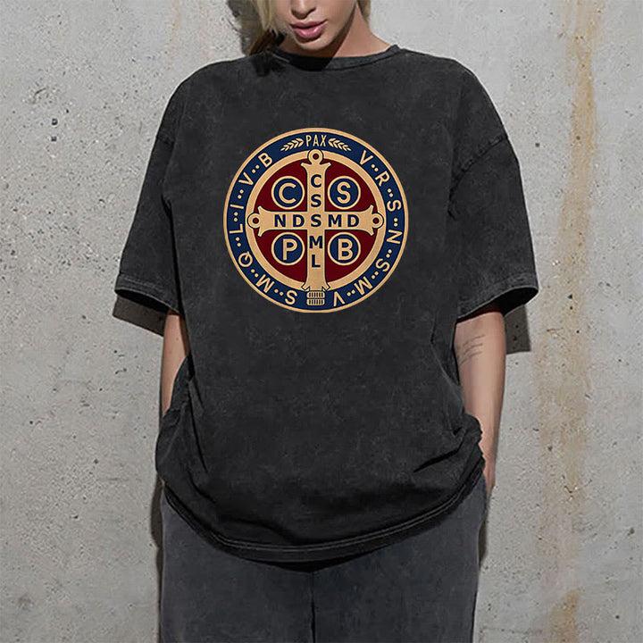 Christianartworkshop St. Benedikt Medaille Heiliges Kreuz Unisex gewaschenes T-Shirt - image 1