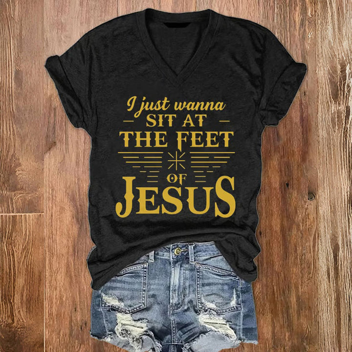 Christianartworkshop T-Shirt mit V-Ausschnitt und „I Just Wanna Sit At The Feet of Jesus“-Aufdruck