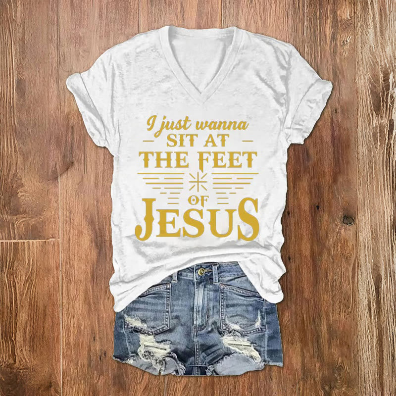 Christianartworkshop T-Shirt mit V-Ausschnitt und „I Just Wanna Sit At The Feet of Jesus“-Aufdruck
