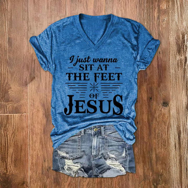 Christianartworkshop T-Shirt mit V-Ausschnitt und „I Just Wanna Sit At The Feet of Jesus“-Aufdruck
