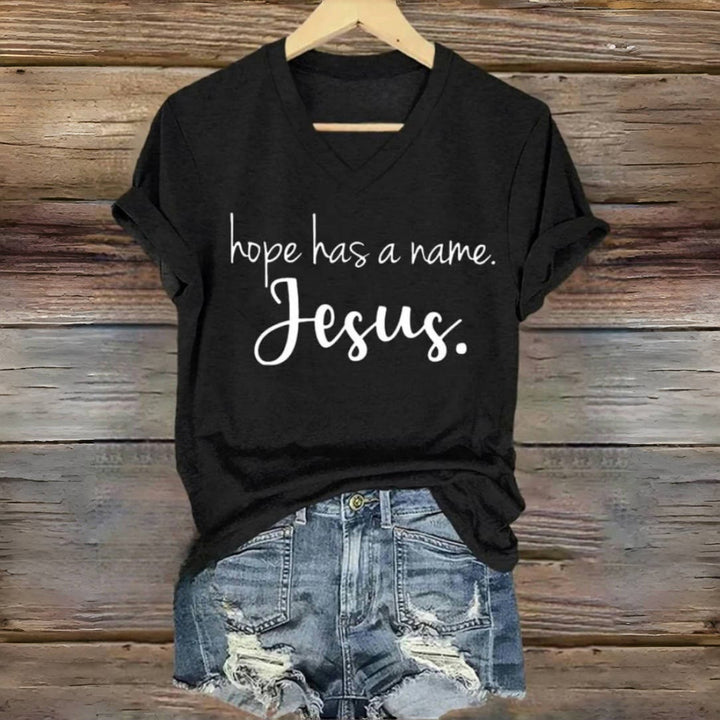 Christianartworkshop T-Shirt mit V-Ausschnitt und Aufdruck „Hope Has A Name“ von Jesus