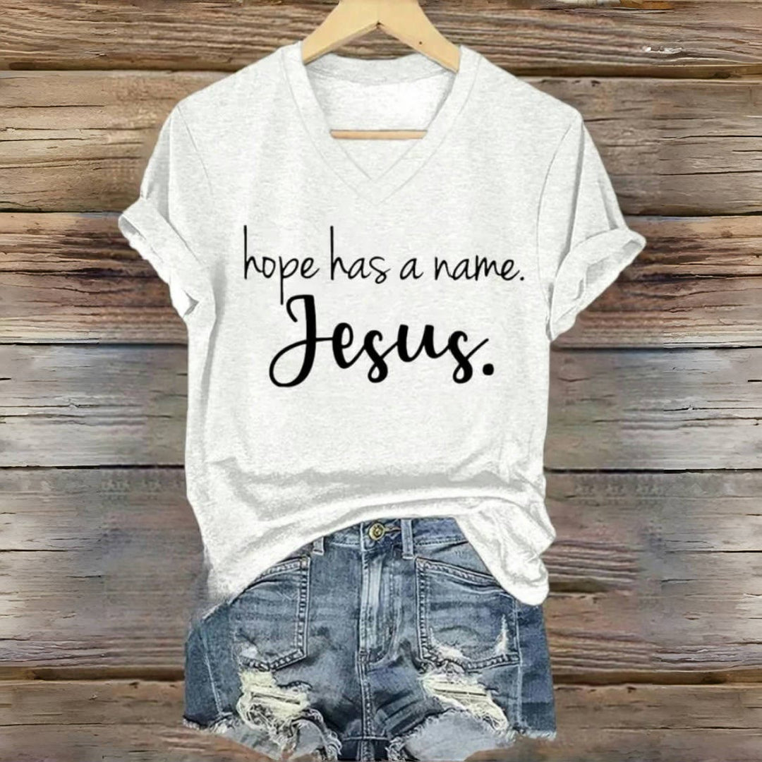 Christianartworkshop T-Shirt mit V-Ausschnitt und Aufdruck „Hope Has A Name“ von Jesus