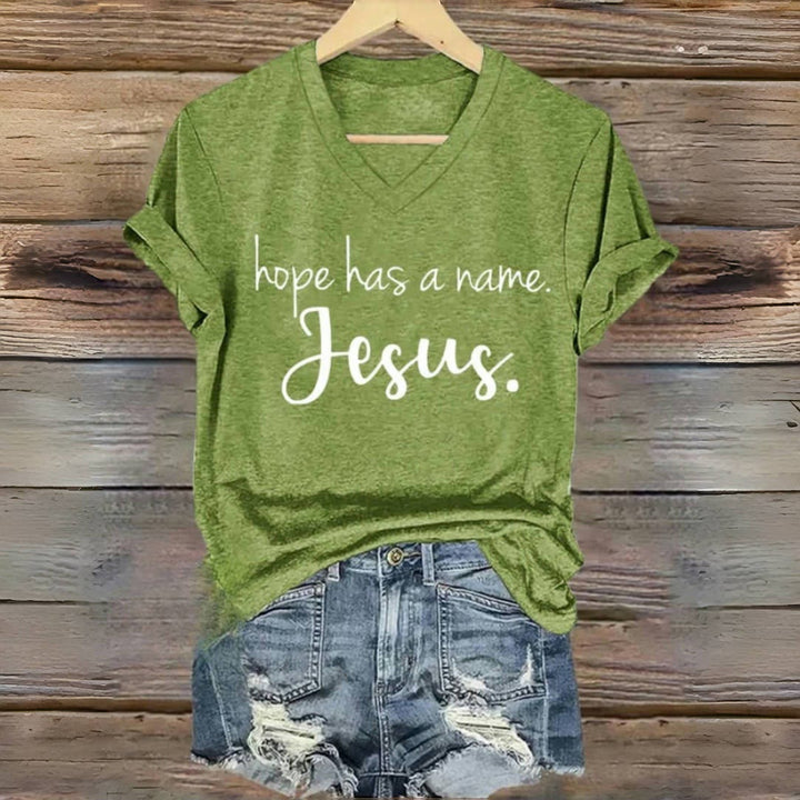 Christianartworkshop T-Shirt mit V-Ausschnitt und Aufdruck „Hope Has A Name“ von Jesus