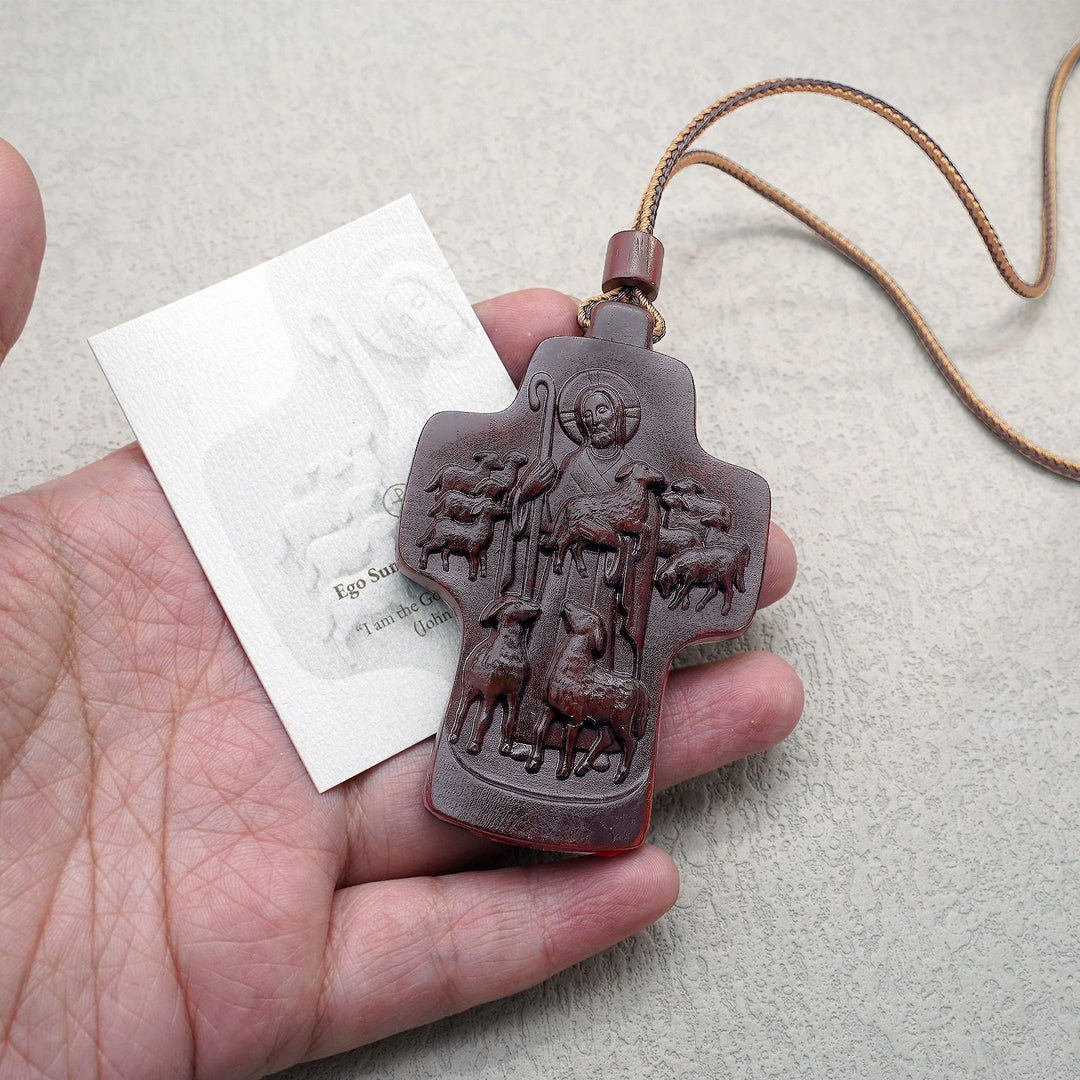 Christianartworkshop Handgefertigte Halskette mit dem Heiligen Geist und dem Kreuz aus Holz: Ein Symbol des Glaubens und der Handwerkskunst - image 5