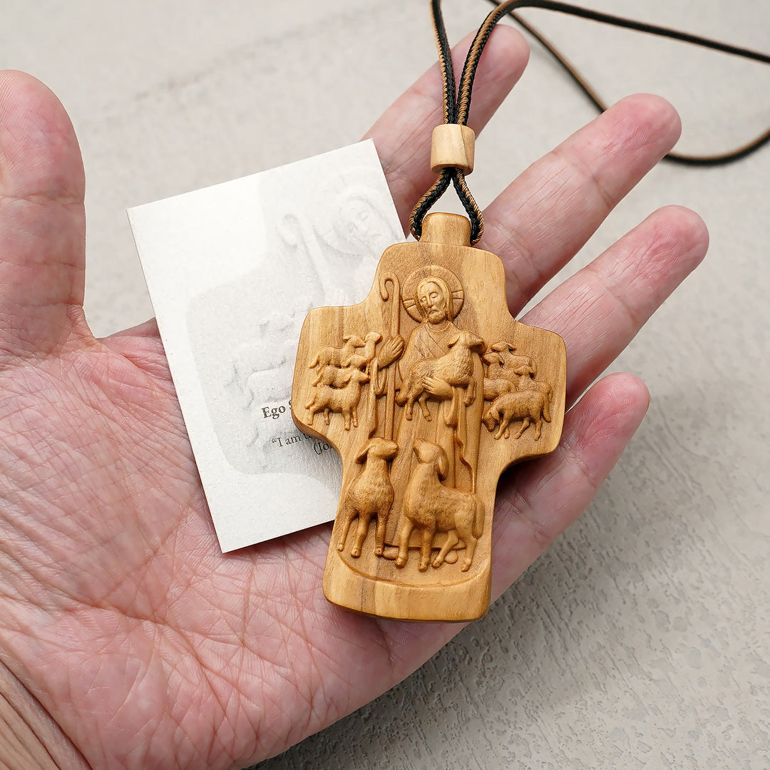 Christianartworkshop Handgefertigte Halskette mit dem Heiligen Geist und dem Kreuz aus Holz: Ein Symbol des Glaubens und der Handwerkskunst - image 2
