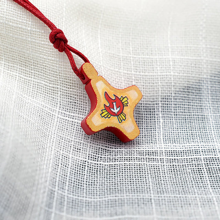 Christianartworkshop Holzanhänger mit Kreuz des Heiligen Geistes und rot emaillierter Medaillen-Halskette - image 2