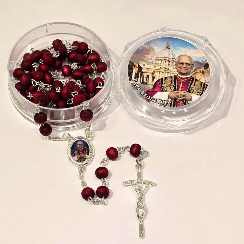 Christianartworkshop Rosenkranz aus roten Holzperlen zum Gedenken an Papst Leo XIV.: Ein spiritueller Schatz - Rot - image 1