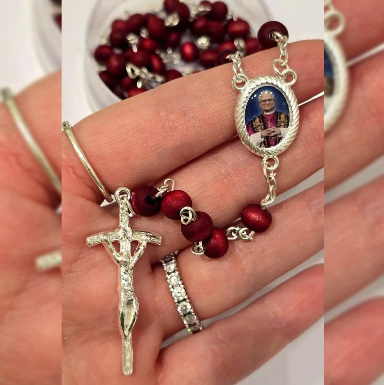 Christianartworkshop Rosenkranz aus roten Holzperlen zum Gedenken an Papst Leo XIV.: Ein spiritueller Schatz - image 2