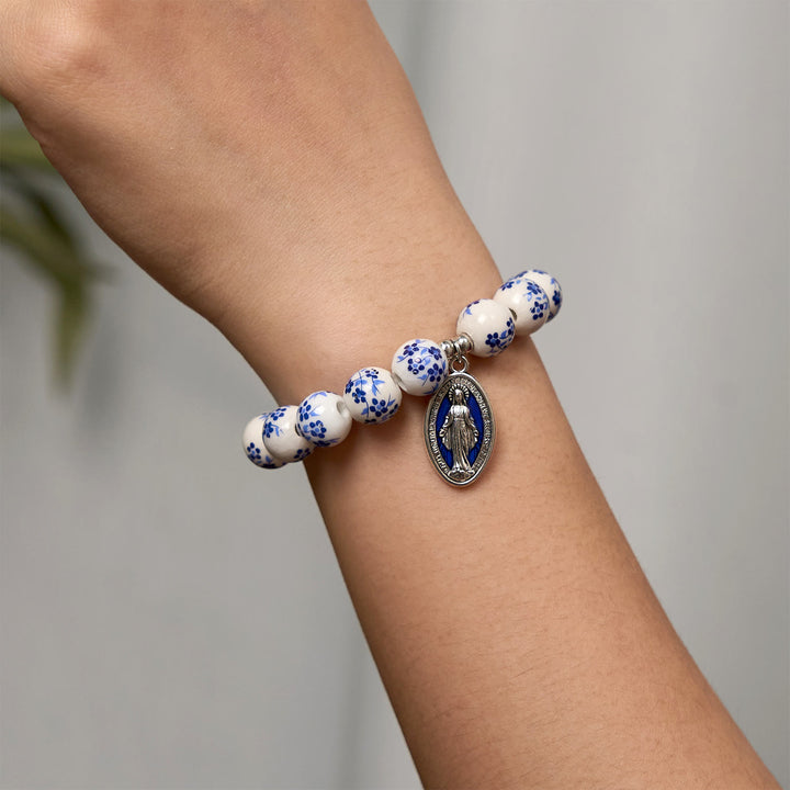 Christianartworkshop Armband mit Blumenmuster und Perlen in Blau und Weiß mit Wundertätiger Medaille
