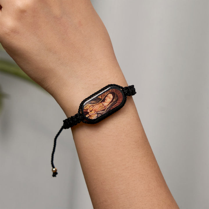 Christianartworkshop 3-farbiges handgewebtes Schnurarmband mit Unserer Lieben Frau von Guadalupe
