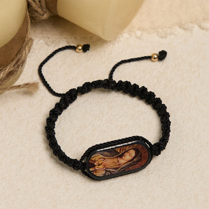 Christianartworkshop 3-farbiges handgewebtes Schnurarmband mit Unserer Lieben Frau von Guadalupe
