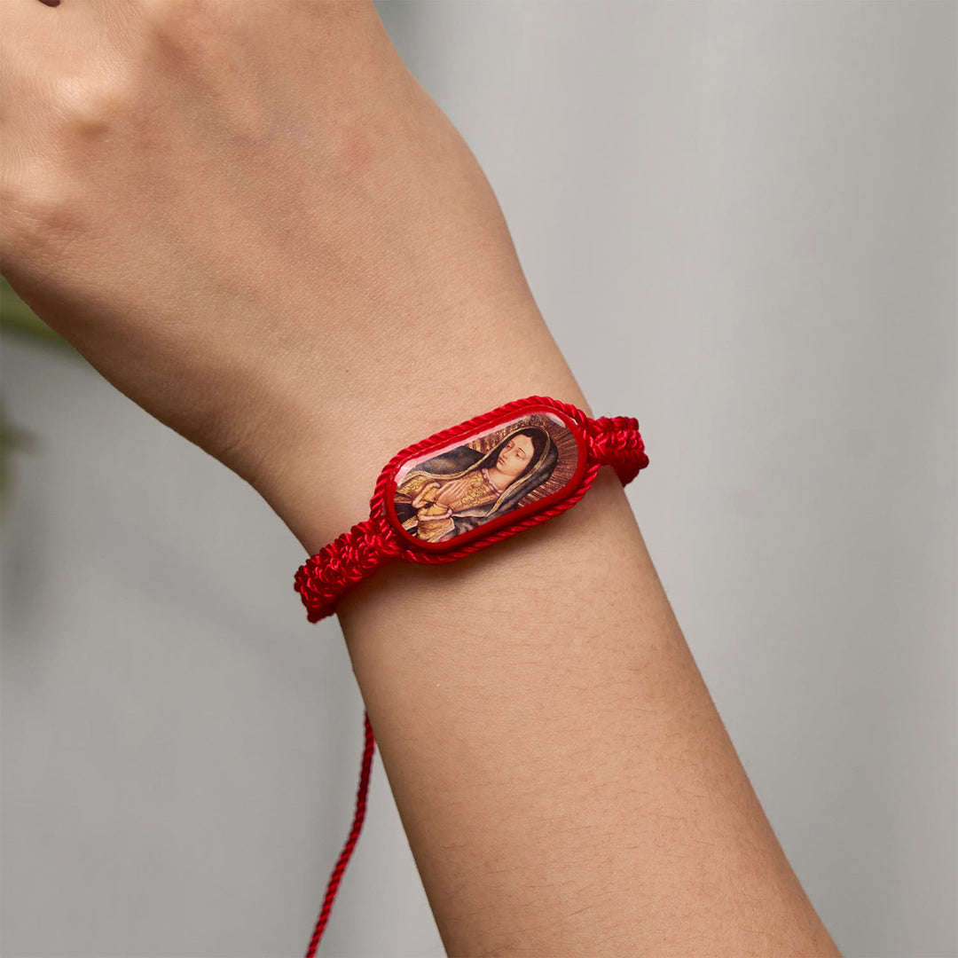 Christianartworkshop 3-farbiges handgewebtes Schnurarmband mit Unserer Lieben Frau von Guadalupe