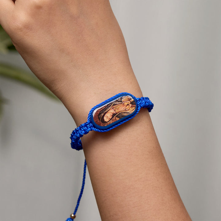 Christianartworkshop 3-farbiges handgewebtes Schnurarmband mit Unserer Lieben Frau von Guadalupe